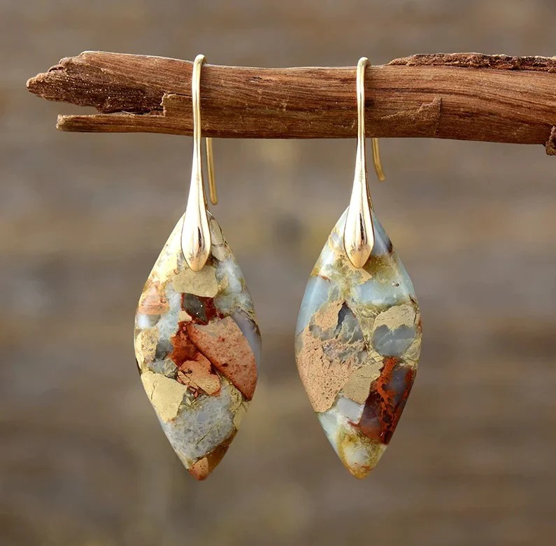 Ohrringe mit Jaspis-Tropfen im Ethno-Design
