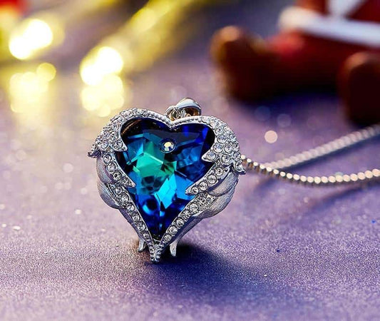 Halskette mit Engelsflügeln und Kristallherz