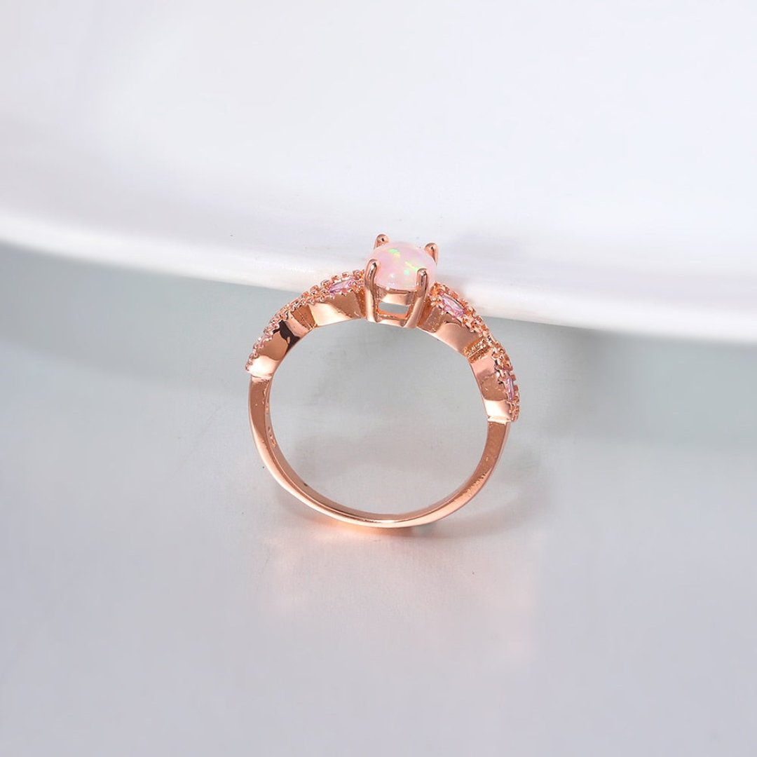 Weißer Feueropal-Ring aus Roségold