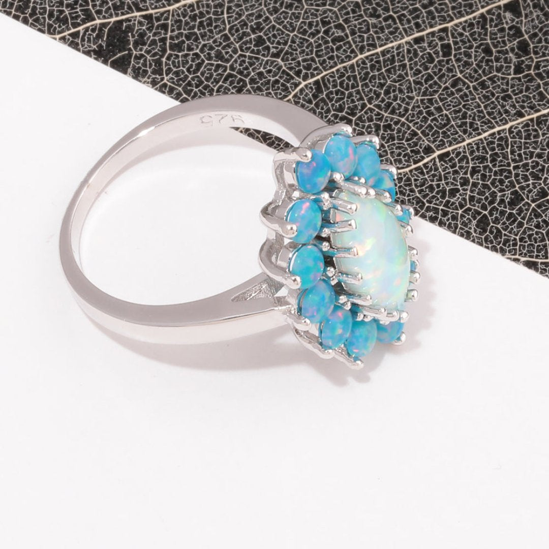 Versilberter Ring mit weißem und blauem Feueropal