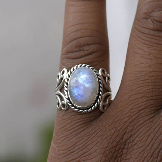 Ovaler Vintage-Ring aus weißem Opal