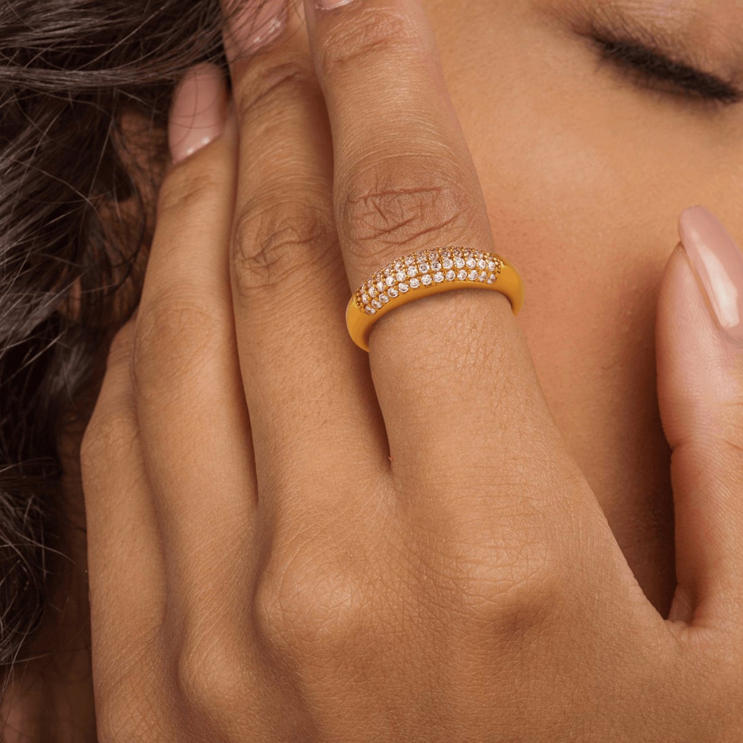 Funkelnder Goldring „Cupola“