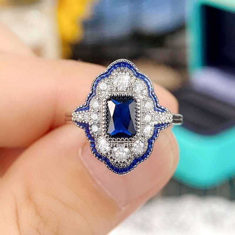 Vintage Chic Design Sapphire Ring