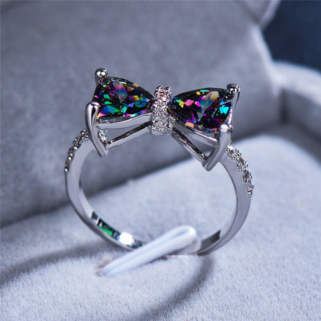 Stilvoller Ring mit Regenbogentopas und Zirkonia