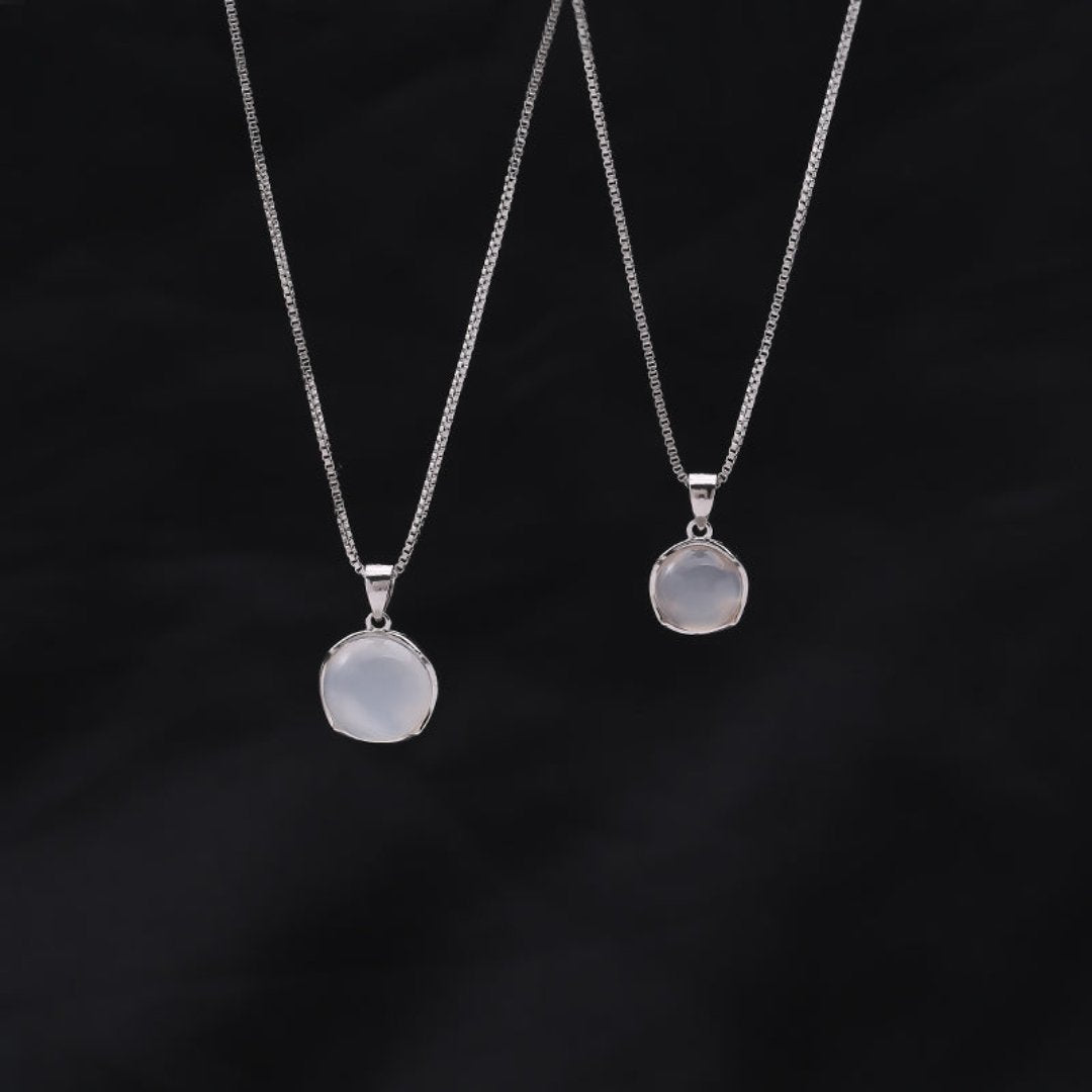 Elegante versilberte Halskette mit Mondstein