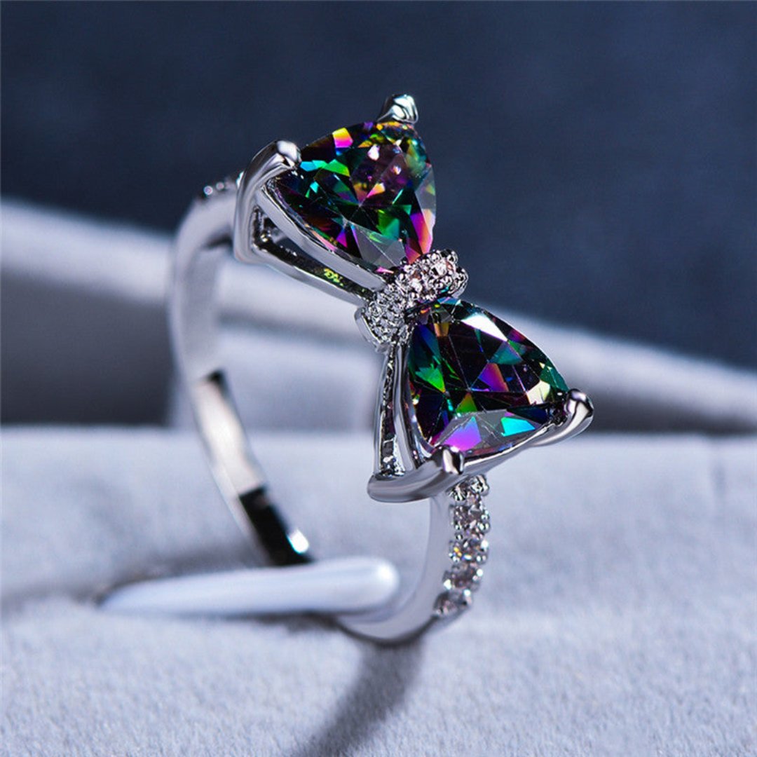 Stilvoller Ring mit Regenbogentopas und Zirkonia