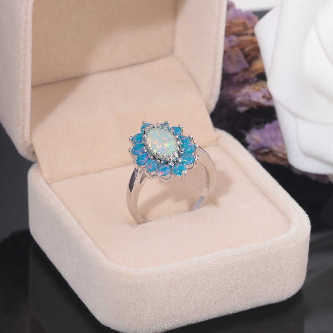 Versilberter Ring mit weißem und blauem Feueropal 