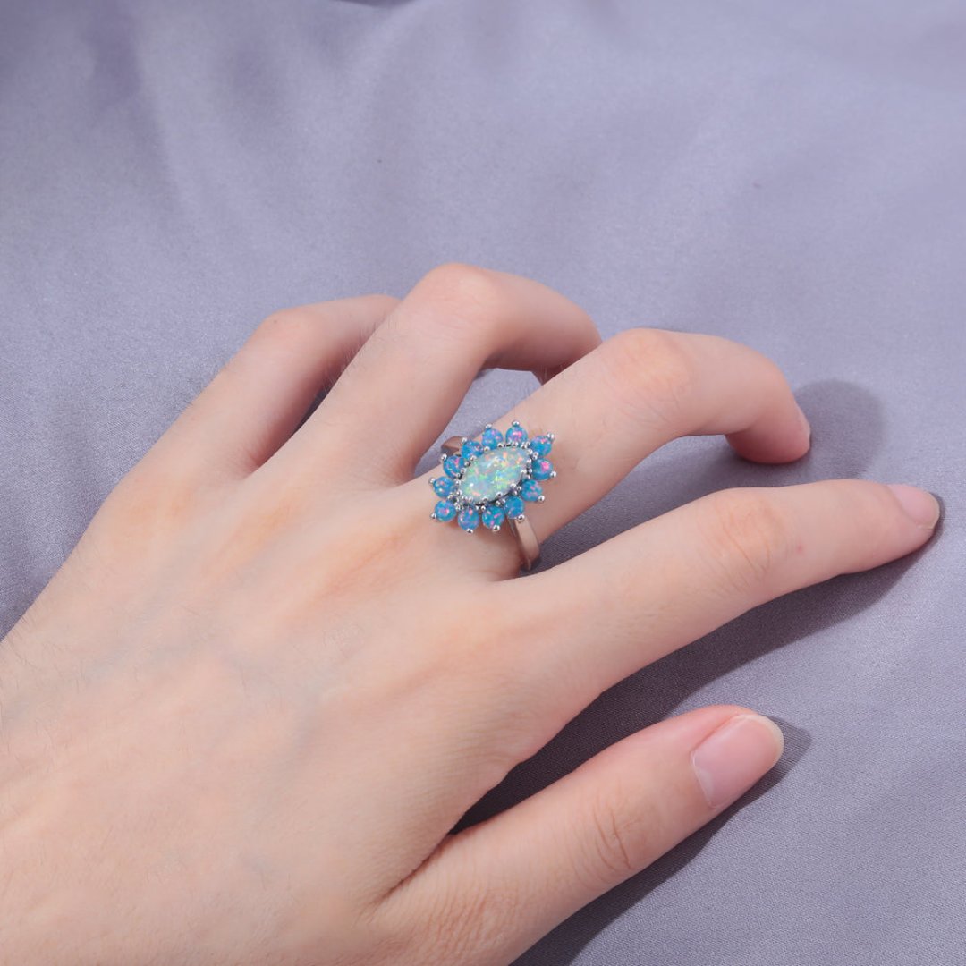Versilberter Ring mit weißem und blauem Feueropal 