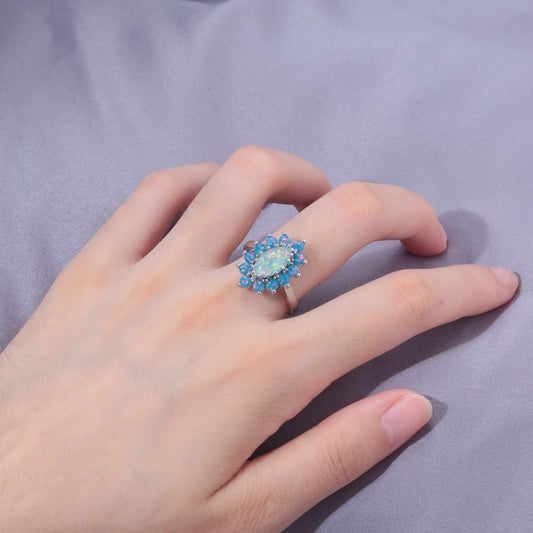 Versilberter Ring mit weißem und blauem Feueropal 
