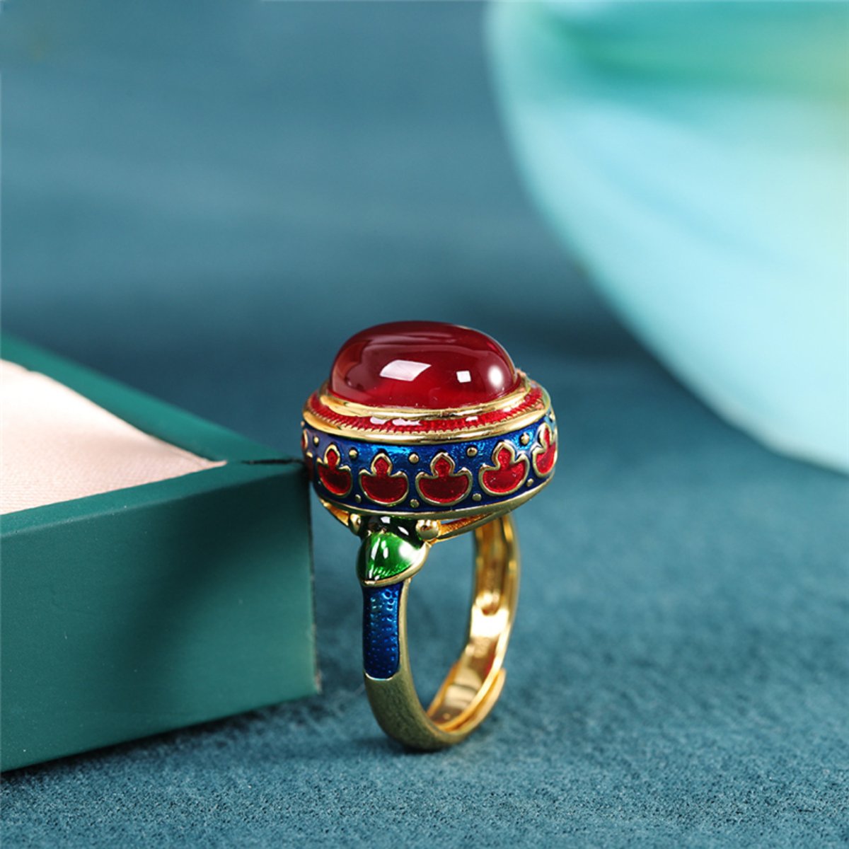 Verstellbarer Vintage-Ring mit rotem Korund und Vergoldung