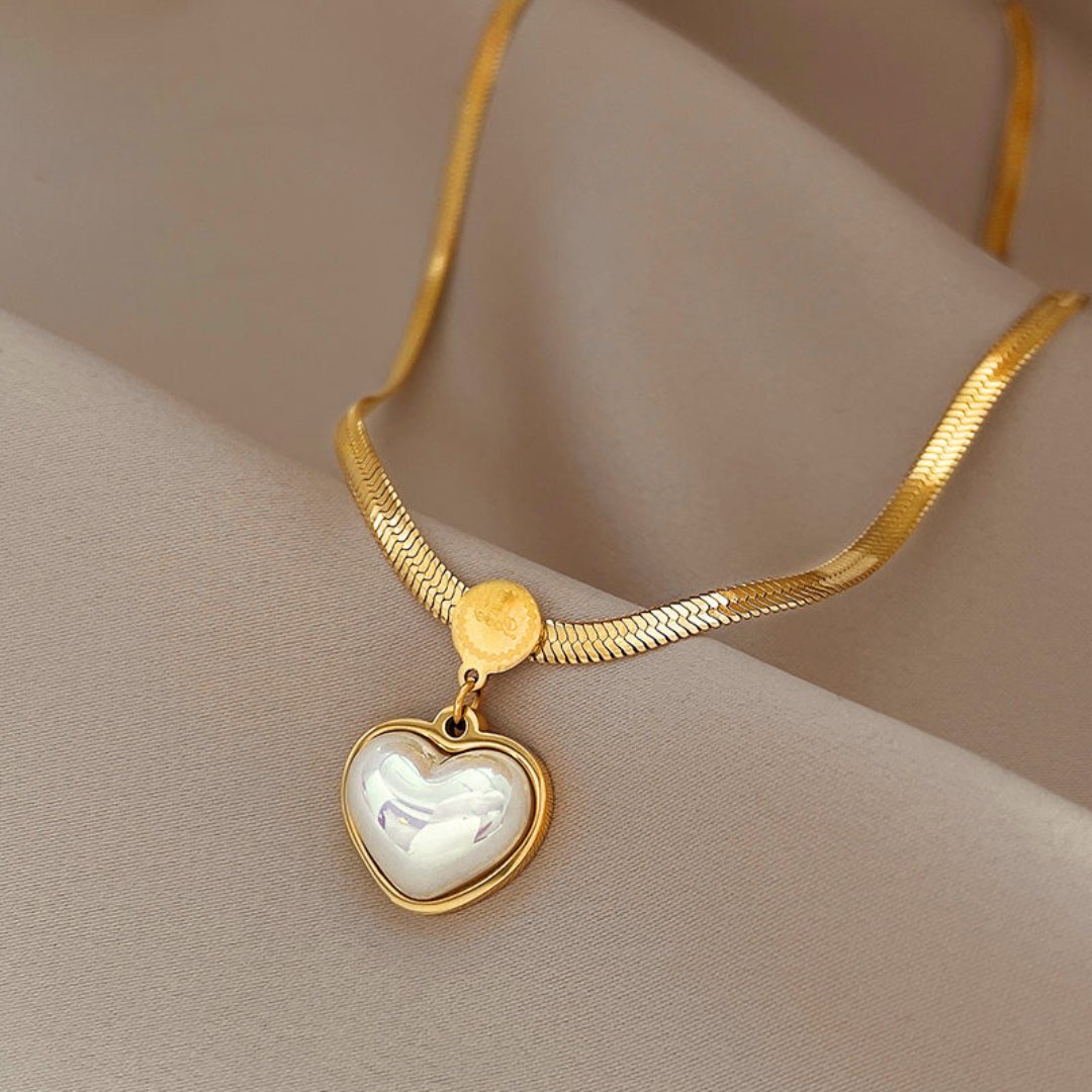 Schicke Herz Perlenkette in Goldfarbe