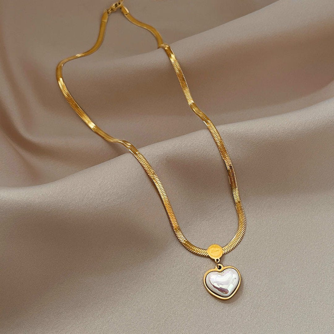 Schicke Herz Perlenkette in Goldfarbe