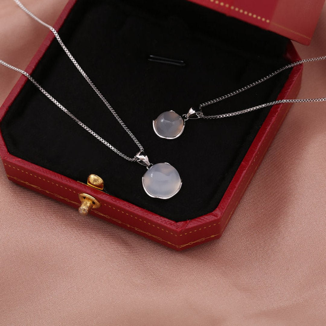 Elegante versilberte Halskette mit Mondstein