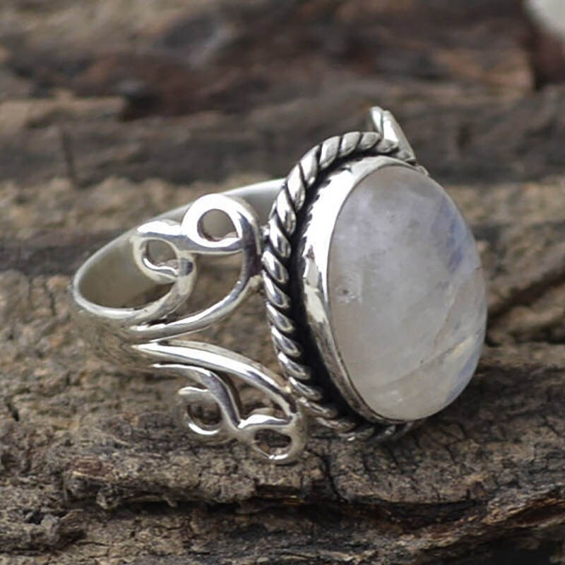 Ovaler Vintage-Ring aus weißem Opal