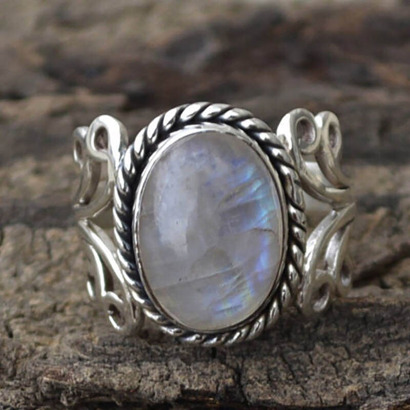 Ovaler Vintage-Ring aus weißem Opal