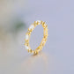 Luxuriöser, runder Ring mit weißem Opal und Goldbeschichtung 