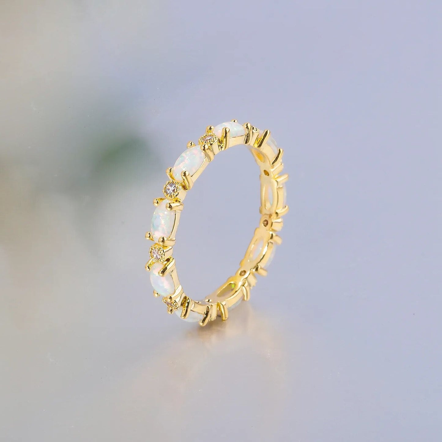 Luxuriöser, runder Ring mit weißem Opal und Goldbeschichtung 