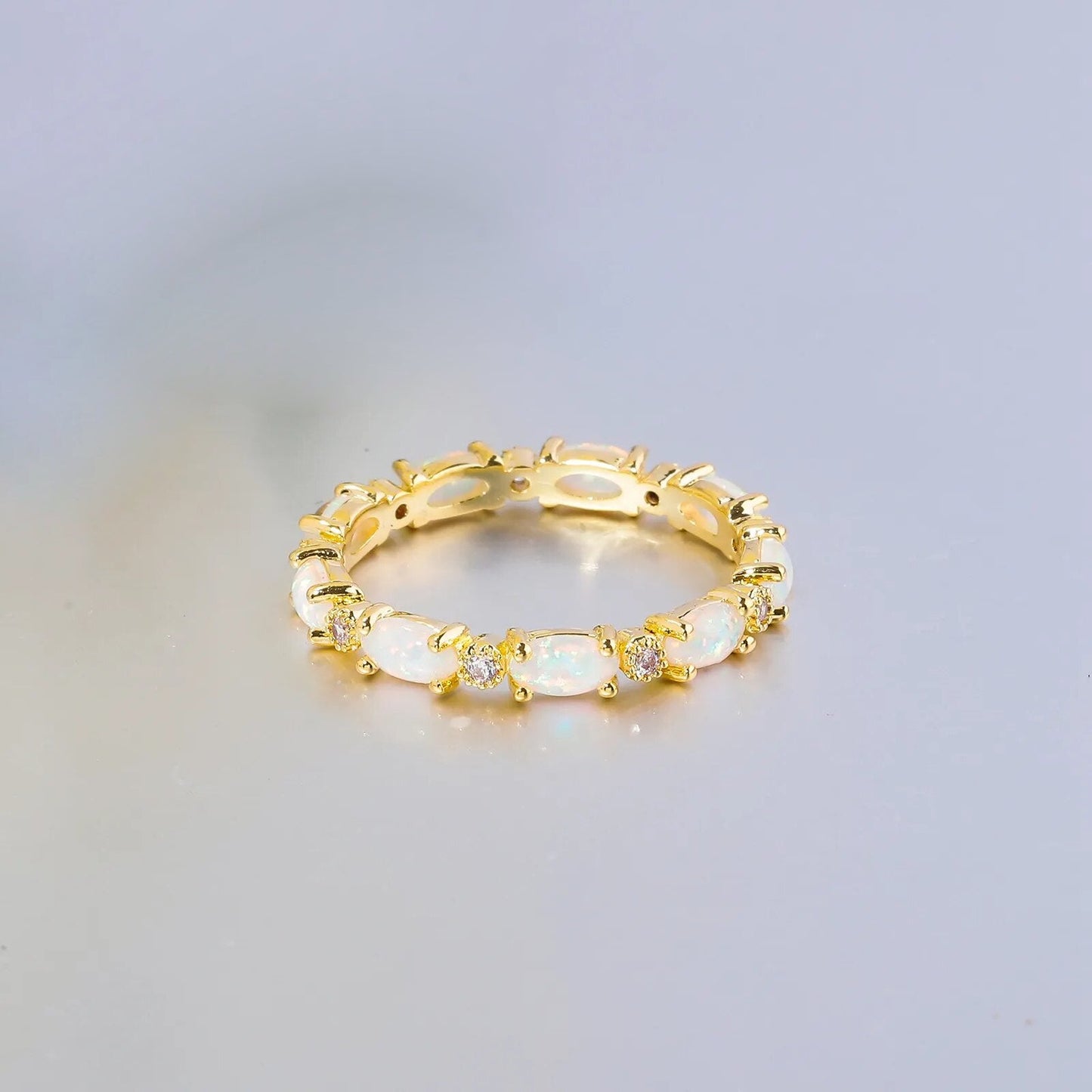 Luxuriöser, runder Ring mit weißem Opal und Goldbeschichtung 