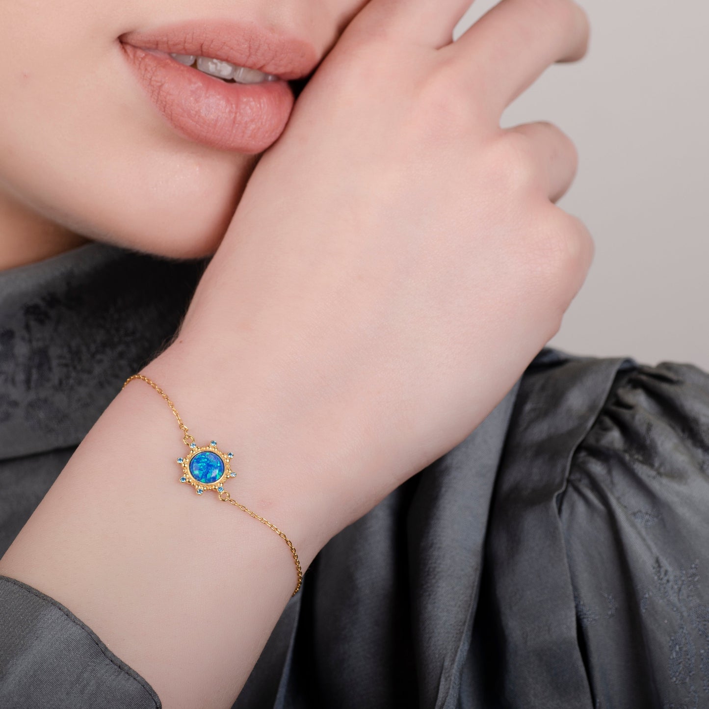 Armband aus 24 Karat Gold mit blauem Opal und Sternenlicht