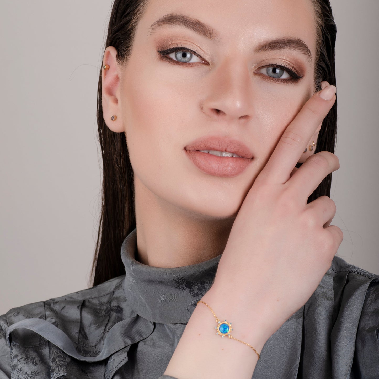 Armband aus 24 Karat Gold mit blauem Opal und Sternenlicht