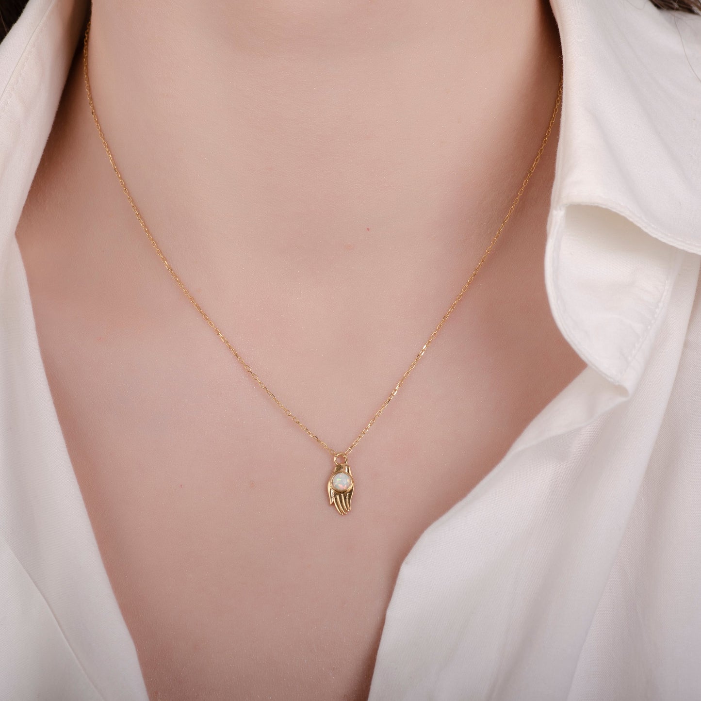 Hamsa-Opal-Halskette aus 24 Karat Gold