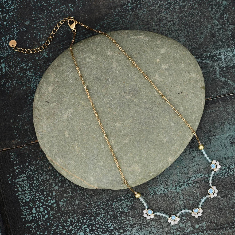 Elegante Blumenhalskette aus weißer Jade 
