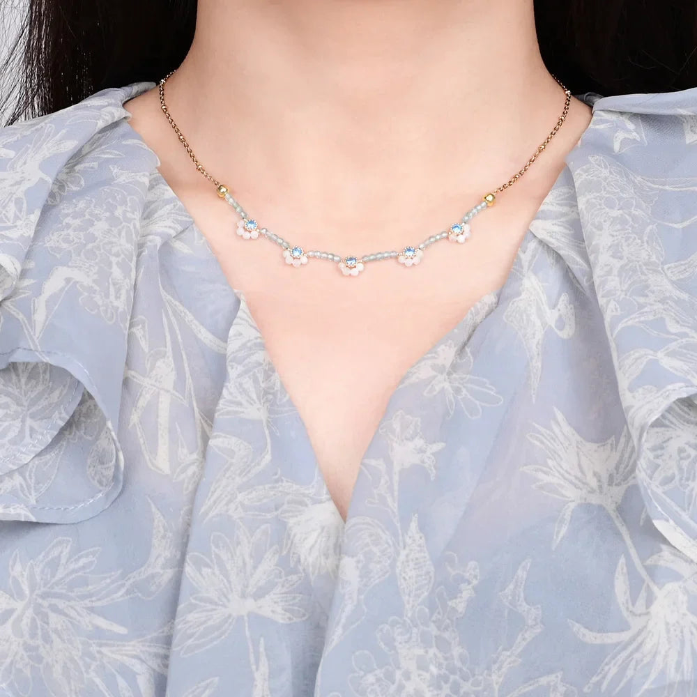 Elegante Blumenhalskette aus weißer Jade 