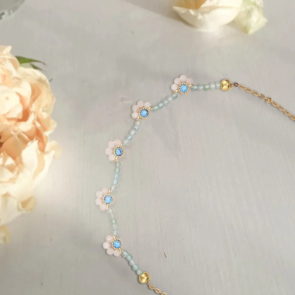 Elegante Blumenhalskette aus weißer Jade 
