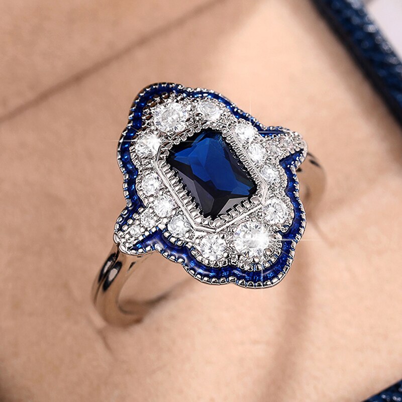 Saphirring im Vintage-Chic-Design