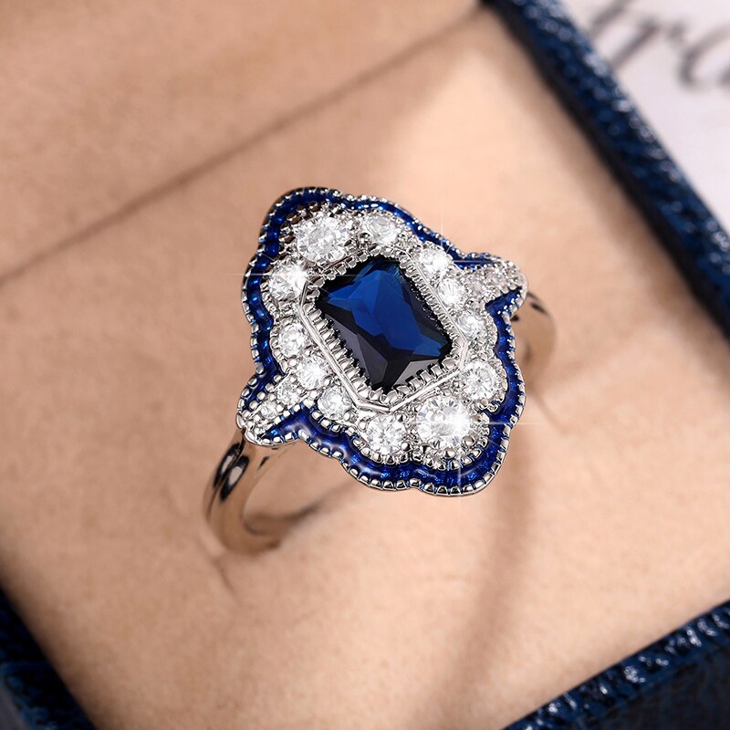 Saphirring im Vintage-Chic-Design