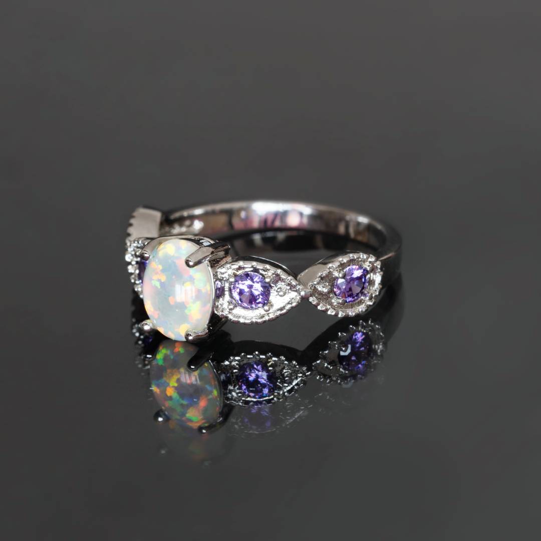 Silberring mit ovalem Stein und weißem Feueropal