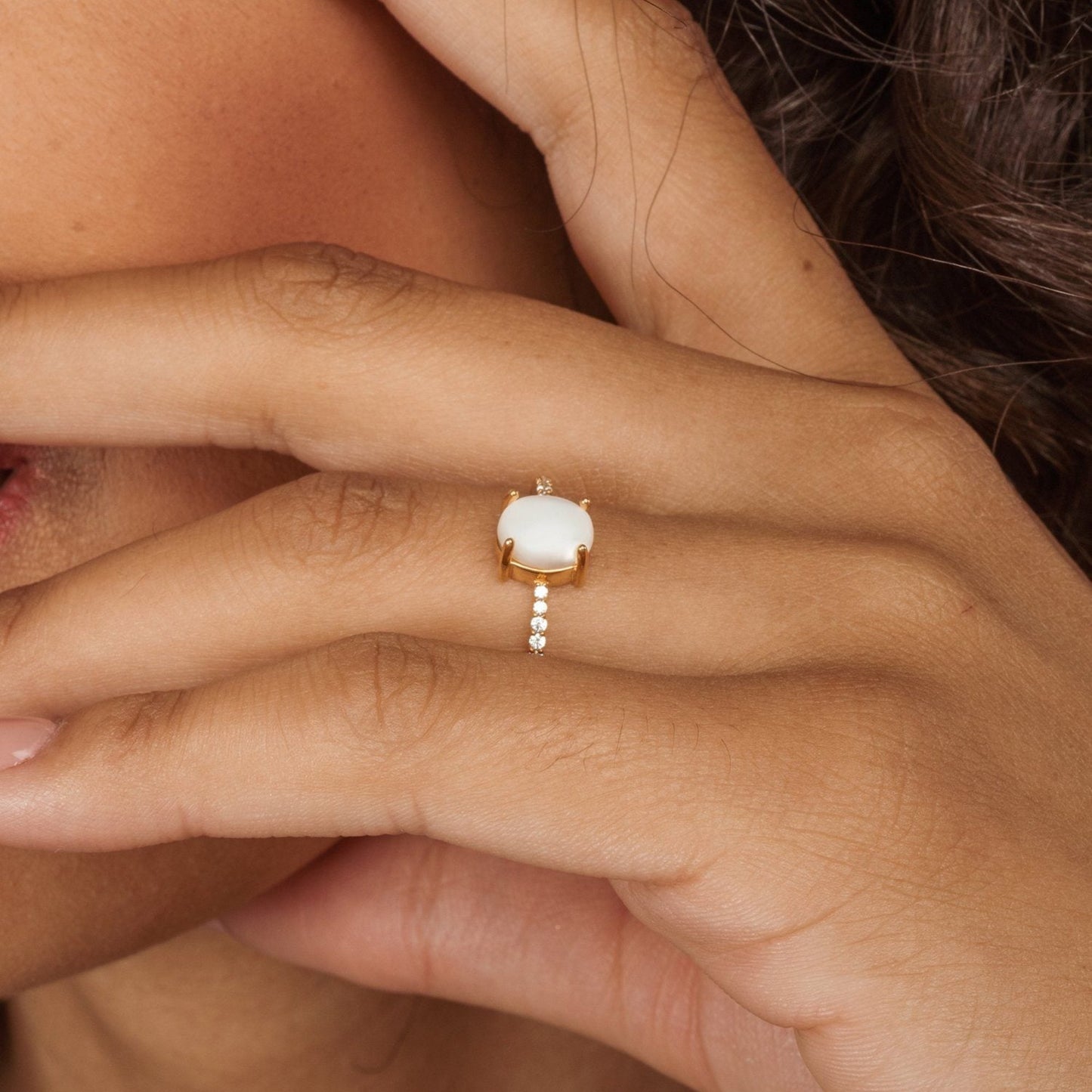 Lacrima Glowing Moonstone Gold Ring