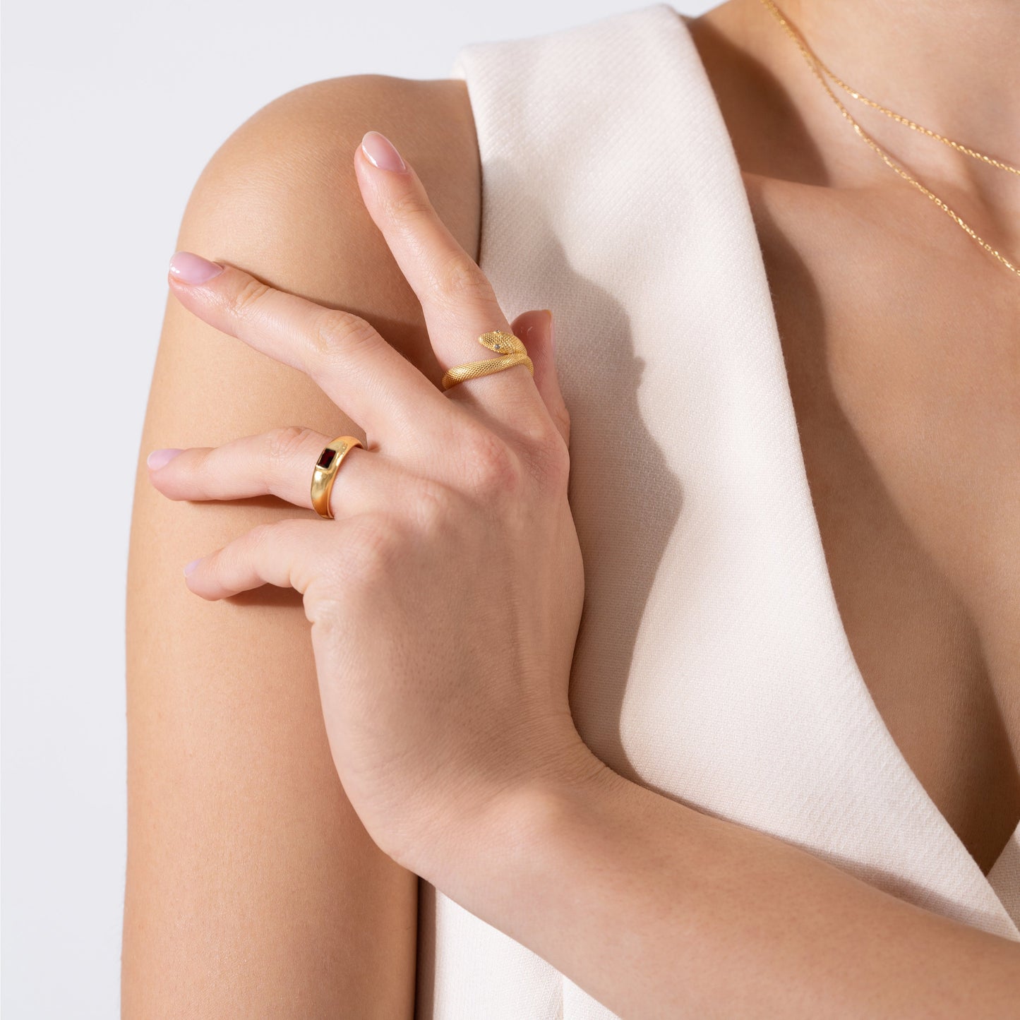 Gewölbter Granat-Goldring