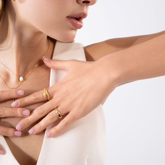 Gewölbter Granat-Goldring