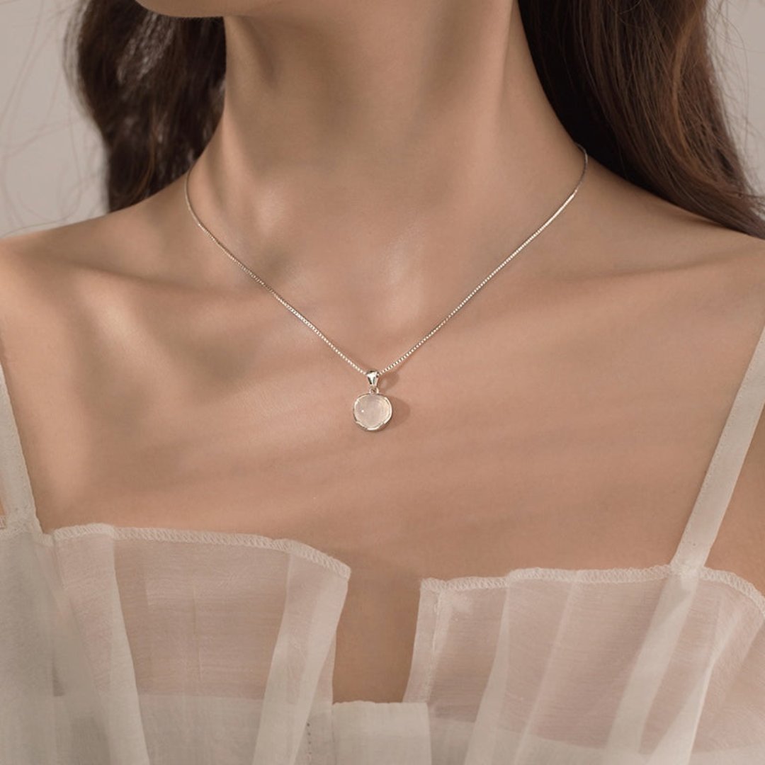 Elegante versilberte Halskette mit Mondstein