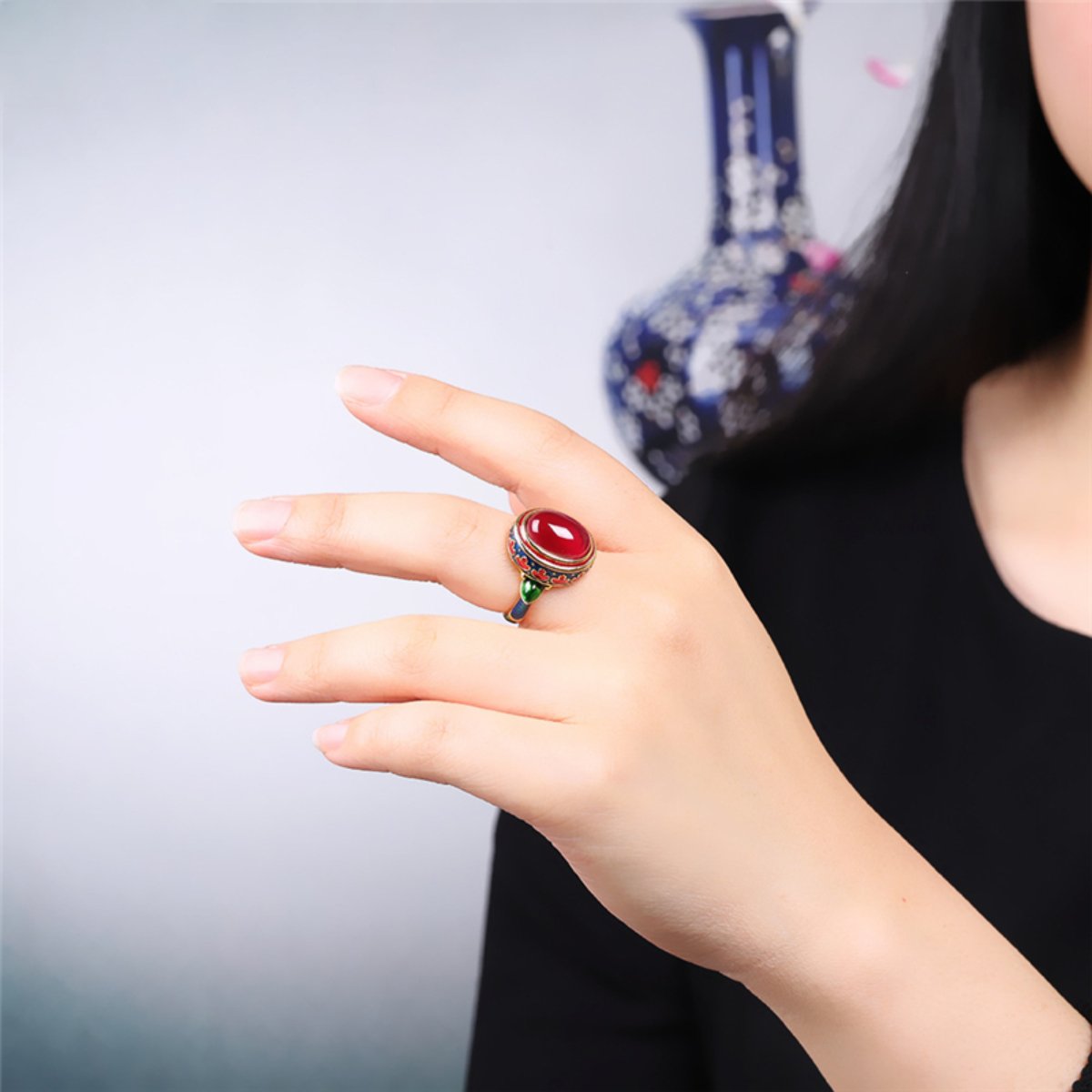 Verstellbarer Vintage-Ring mit rotem Korund und Vergoldung