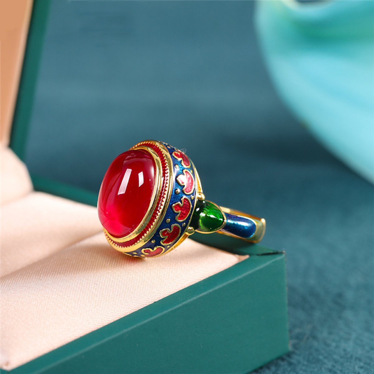 Verstellbarer Vintage-Ring mit rotem Korund und Vergoldung