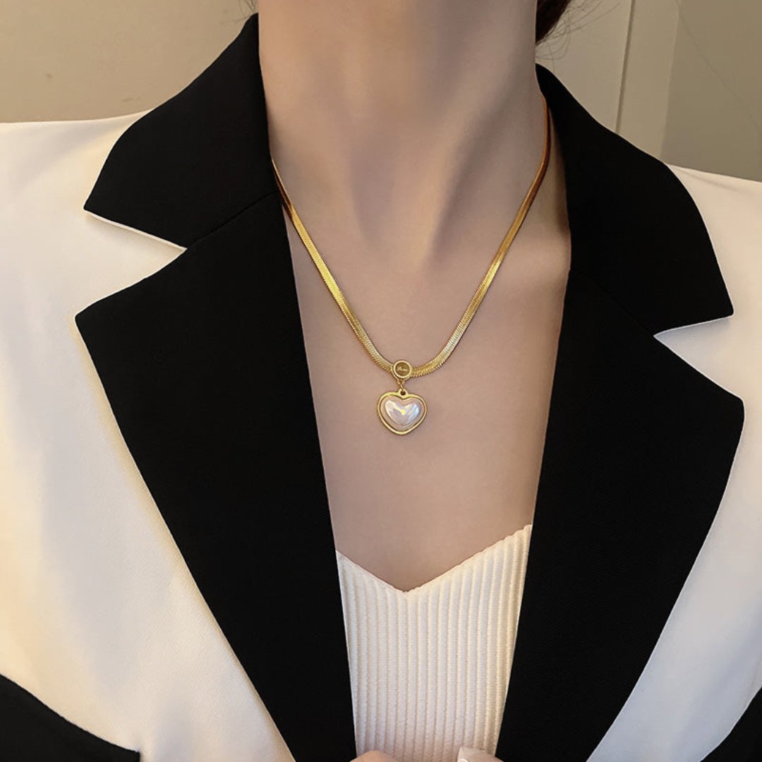 Schicke Herz Perlenkette in Goldfarbe