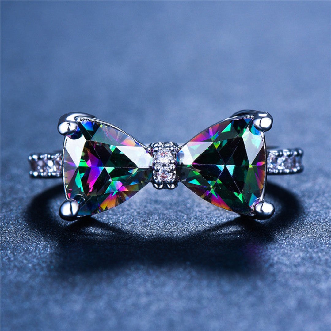 Stilvoller Ring mit Regenbogentopas und Zirkonia
