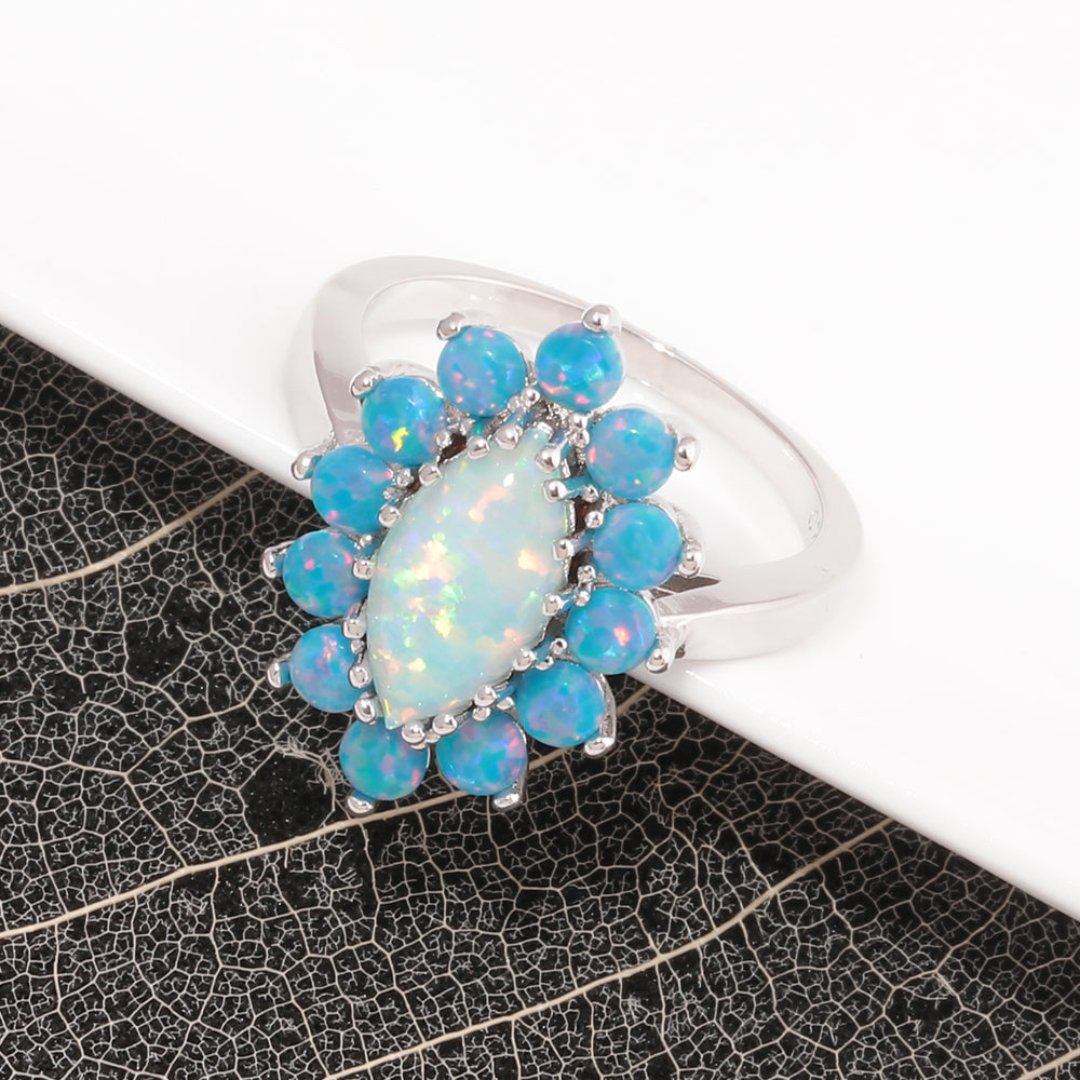 Versilberter Ring mit weißem und blauem Feueropal 