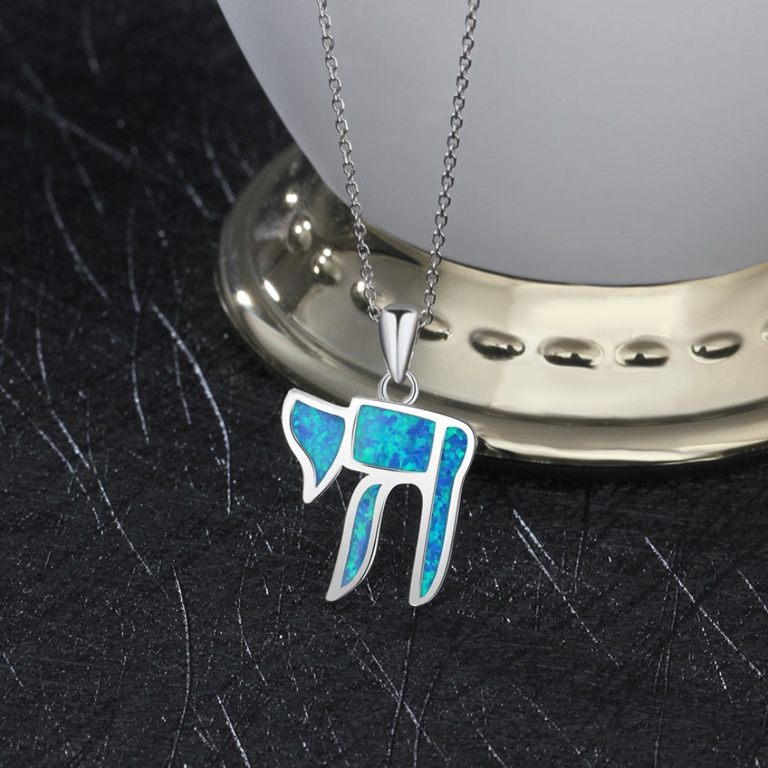 Glückseliger Elefant, blauer Opal-Silberanhänger