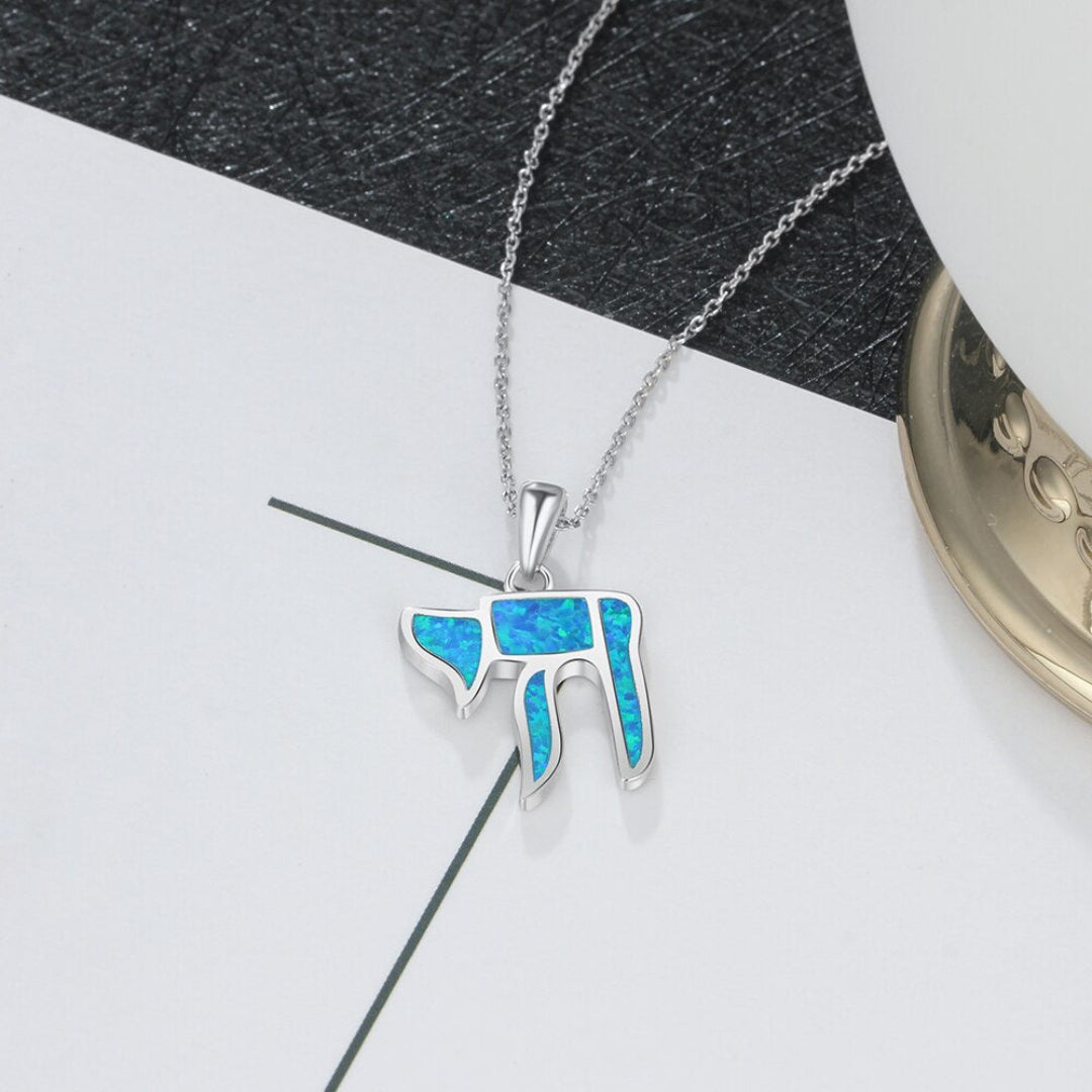 Glückseliger Elefant, blauer Opal-Silberanhänger
