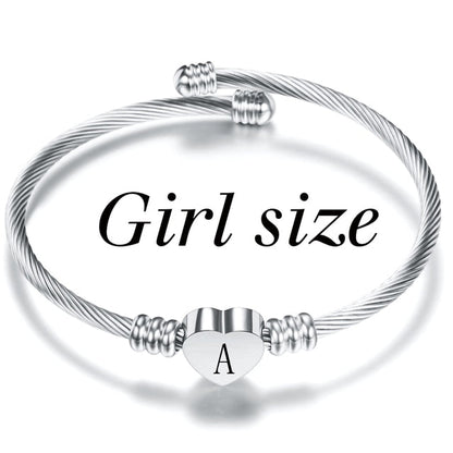 Buchstabenarmband